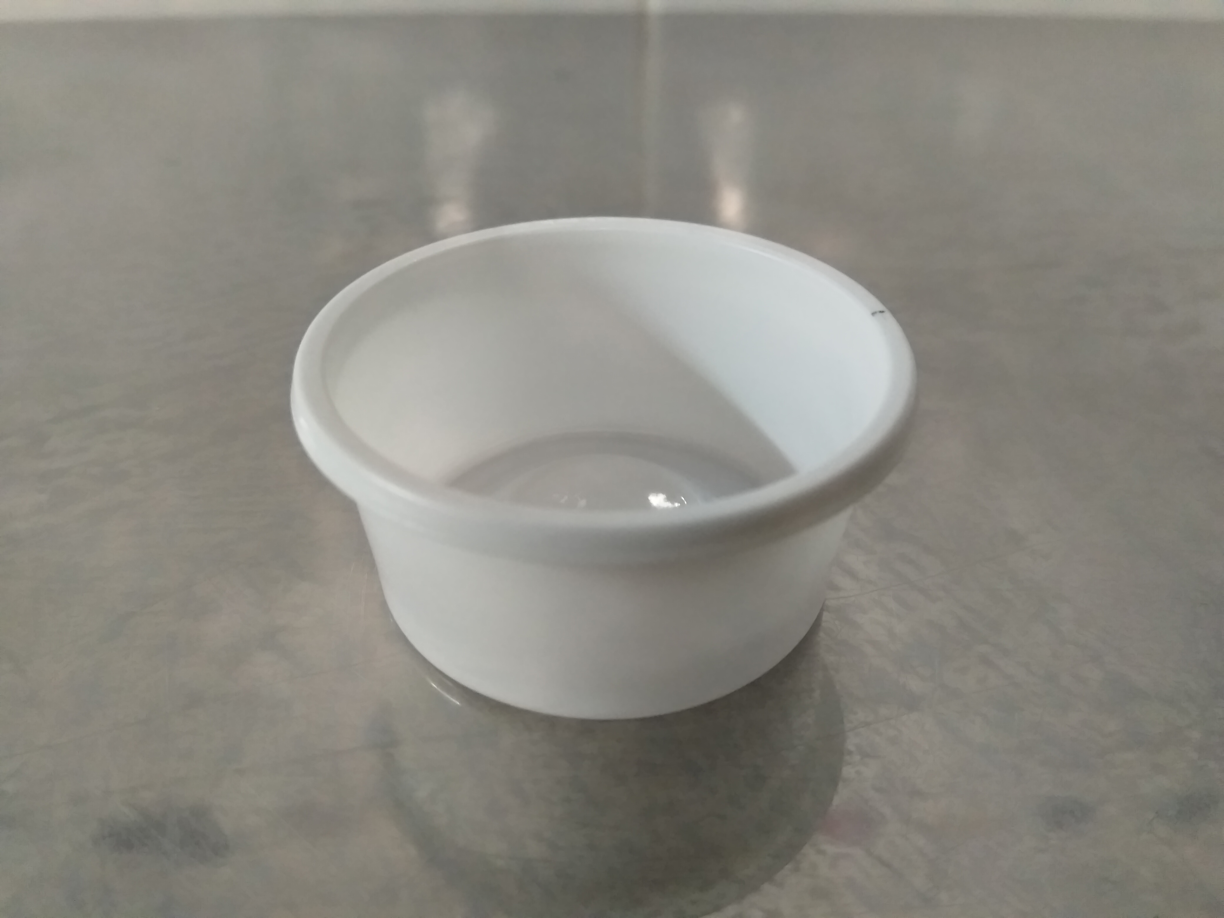 chén chum đựng nước tiểu